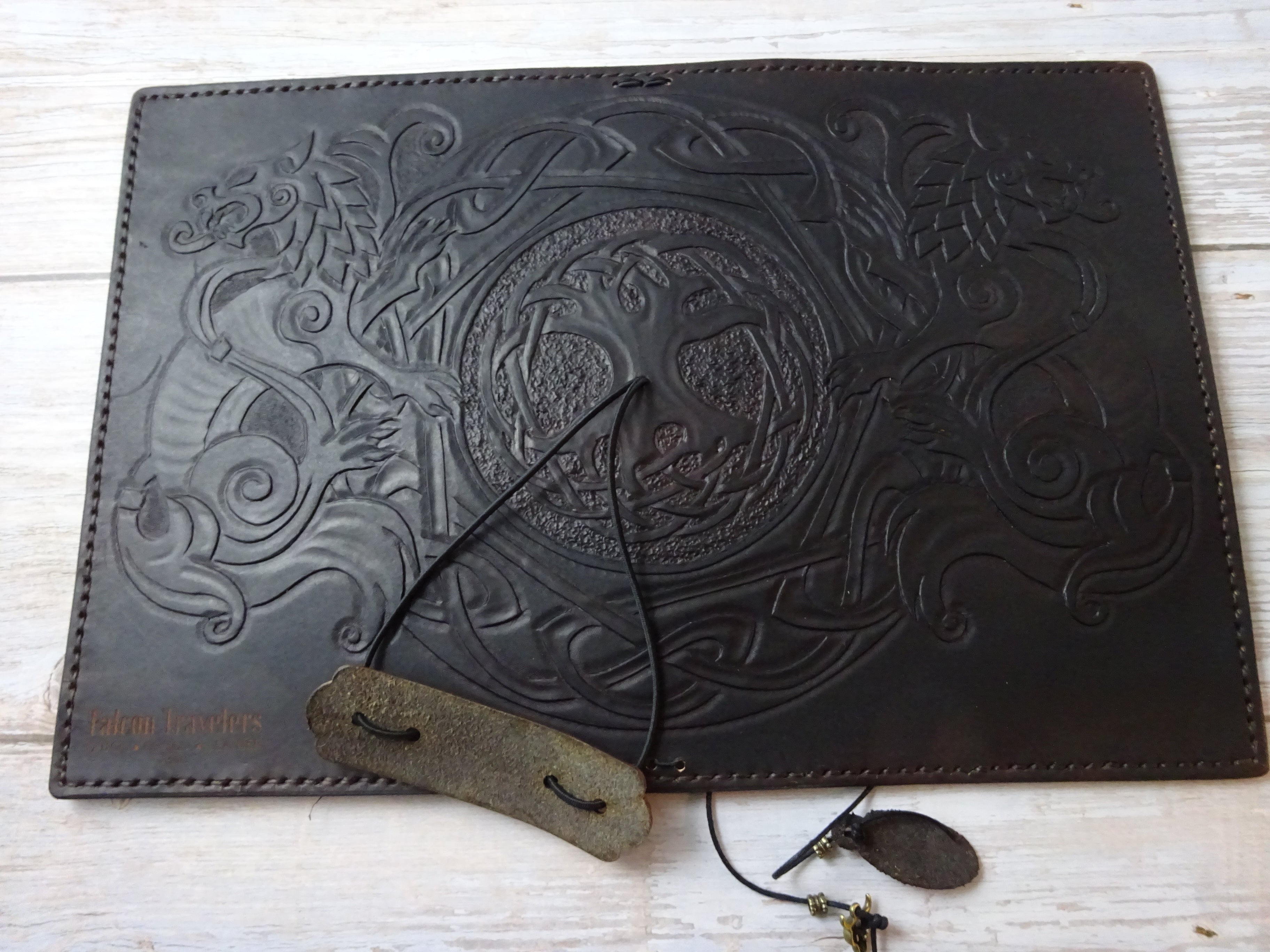 Tooled Fenrir Add-On, Traveler's Notebook Add-on, Falcon Travelers, traveler's notebook, leren notitieboek, leer bewerken, leatherwork