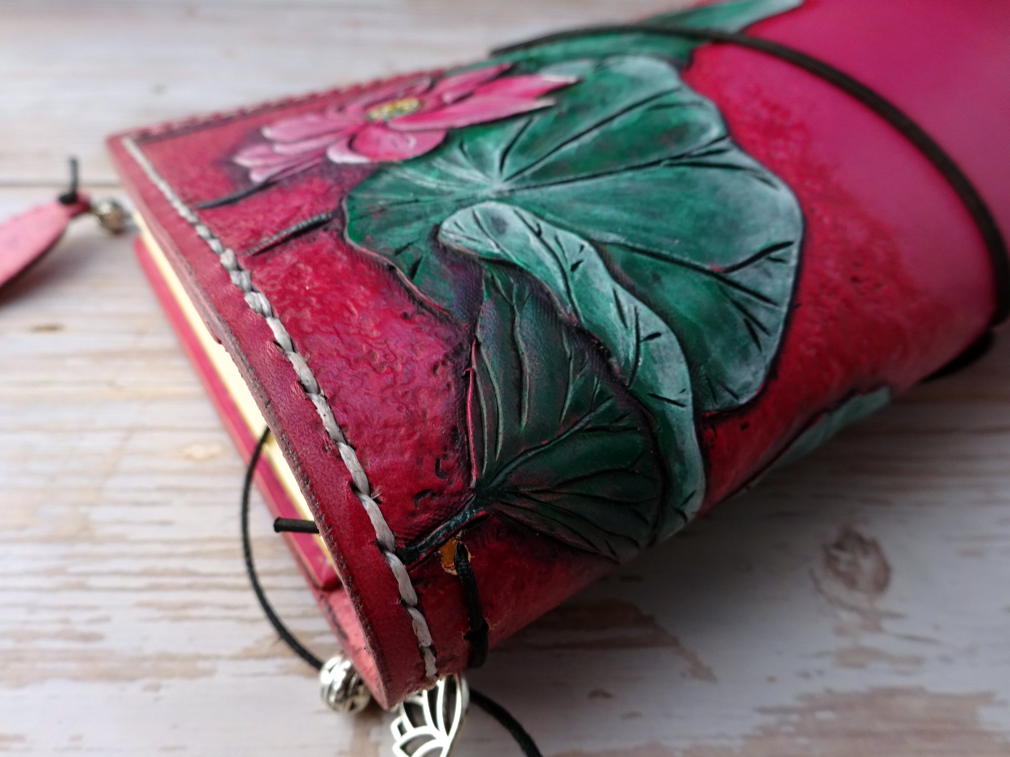 Tooled Lotus Add-On, Traveler's Notebook Add-on, Falcon Travelers, traveler's notebook, leren notitieboek, leer bewerken, leatherwork