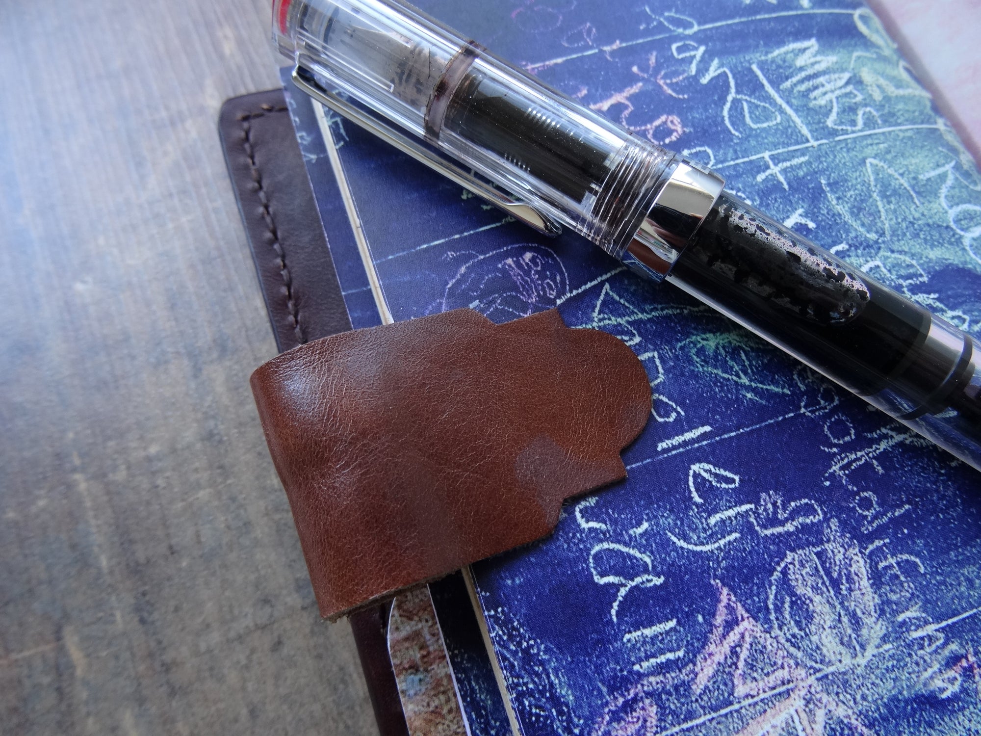 DIY leather Pen-Loops - Falcon Travelers